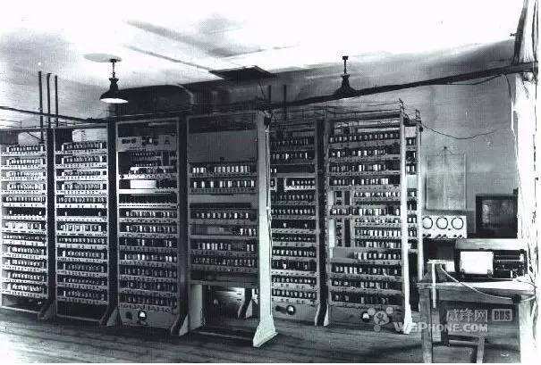 20世纪美国科学家约翰·冯·诺依曼创造了世界上第一台计算机看起来很